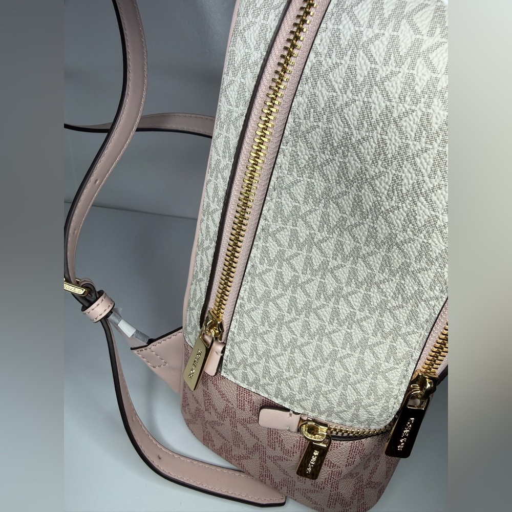 🤍💗Michael Kors Blush and Cream Logo Backpack💗🤍 - Picture 4 of 9